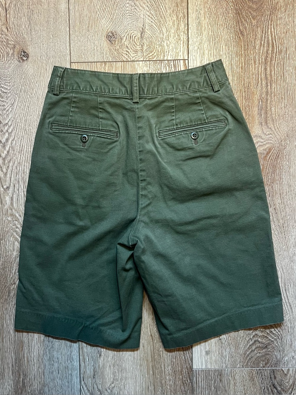 Uniqlo High-waisted Bermuda Chino Shorts | Size 4 | Army Green Color - Picture 8 of 9